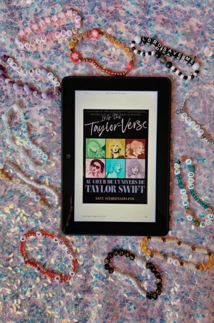 Into the Taylor-Verse Satu Hämeenaho-Fox sur robe à sequins et bracelets de l'amitié