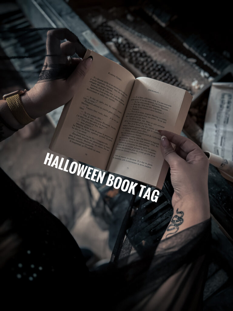 Photo d’une femme en robe noire lisant un livre ouvert à la lumière tamisée, avec l’inscription “Halloween Book Tag” en lettres blanches sur la page, évoquant l’ambiance mystérieuse et automnale du thème.