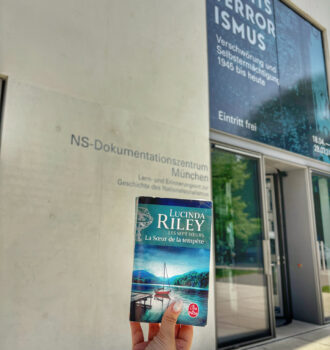 Munich sur les traces des sept soeurs Ally devant le musée de la NSDAP