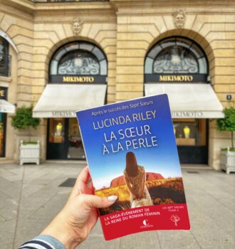 La Sœur à la perle de Lucinda Riley devant la boutique Mikimoto à Paris, mentionnée dans le tome consacré à CeCe. Article Paris Partie II