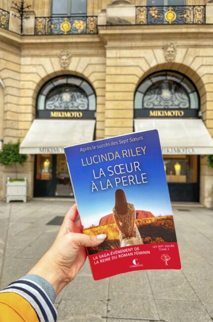 La Sœur à la perle de Lucinda Riley devant la boutique Mikimoto à Paris, mentionnée dans le tome consacré à CeCe. Article Paris Partie II