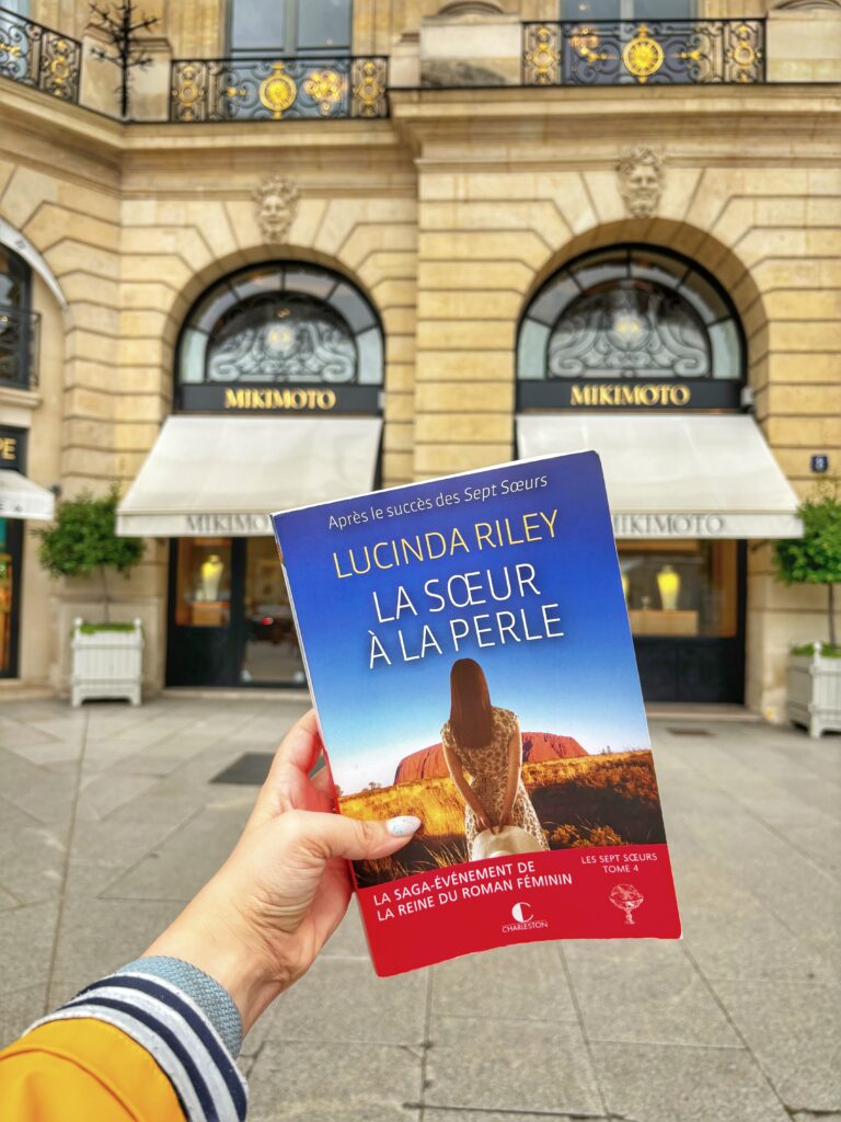 La Sœur à la perle de Lucinda Riley devant la boutique Mikimoto à Paris, mentionnée dans le tome consacré à CeCe. Article Paris Partie II