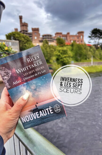 Main tenant le tome 8 de la saga des sept soeurs de Lucinda Riley, L'histoire de Pa Salt, devant le château d'Inverness en Écosse