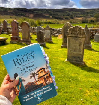 Main tenant La soeur de la lune devant un cimetière à coté du parc d'Alladale