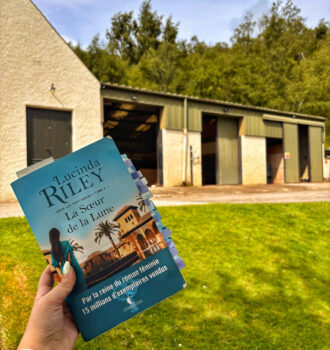 Main tenant La soeur de la lune devant la grange d'Alladale