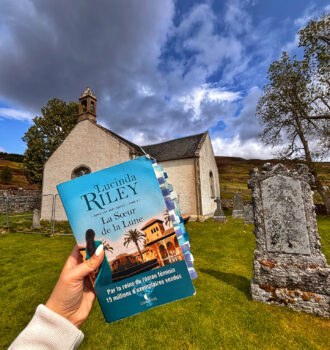 Main tenant La soeur de la lune devant une église à coté du parc d'Alladale