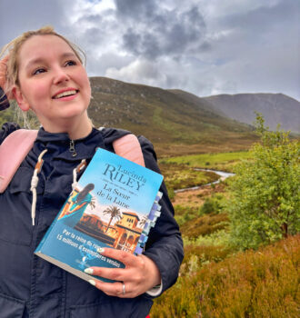 Sorbet-Kiwi tenant La soeur de la lune devant le vallon, une rivière en fond