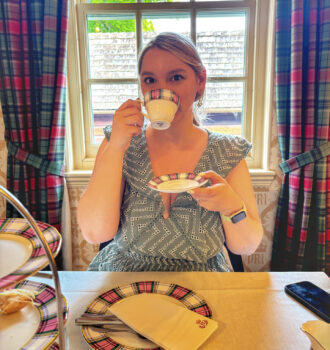 Sorbet-Kiwi entrain de boire du thé lors du Afternoon Tea du château de Balmoral