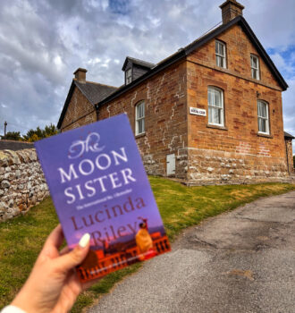 Version britannique de la soeur de la lune de Lucinda Riley devant la salle des fêtes de Dornoch