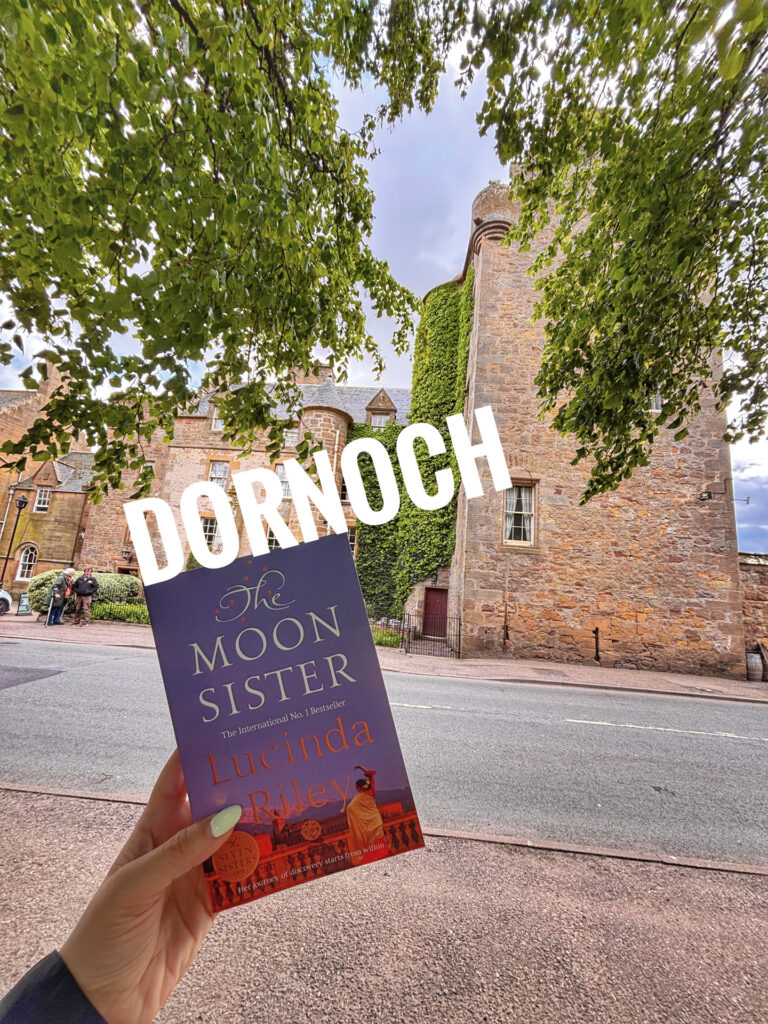 Version britannique de La sœur de la lune, The Moon Sister, de Lucinda Riley, tome 5 de la saga des sept sœurs, devant l'ancien château du village de Dornoch