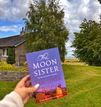 Version britannique de La soeur de la lune de Lucinda Riley, The Moon Sister, devant une maison de la baie de Dornoch