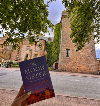 Version britannique de la sœur de la lune de Lucinda Riley, The Moon Sister, devant l'ancien château de Dornoch