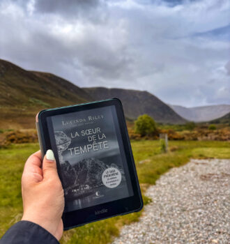 Main tenant La soeur de la lune devant la vue depuis Ghillie's Rest