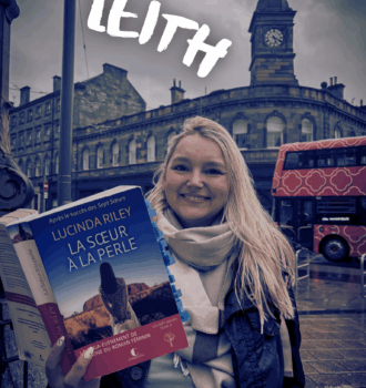 Sorbet Kiwi devant l’horloge de Leith, sous un ciel gris, livre La sœur à la perle de Lucinda Riley en main, Sur les traces des Sept Sœurs.