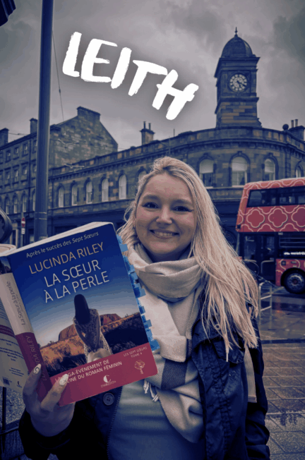 Sorbet Kiwi devant l’horloge de Leith, sous un ciel gris, livre La sœur à la perle de Lucinda Riley en main, Sur les traces des Sept Sœurs.