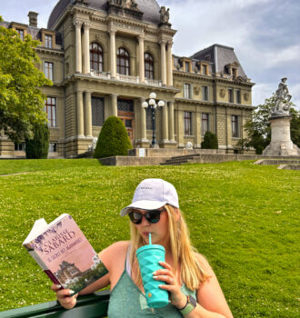 Lecture du roman Stella et Hortense, tome 2 du Secret des Agapanthes de Clarisse Sabard, devant le Palais de Justice de Lausanne, Suisse.