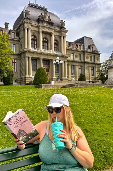 Lecture du roman Stella et Hortense, tome 2 du Secret des Agapanthes de Clarisse Sabard, devant le Palais de Justice de Lausanne, Suisse.