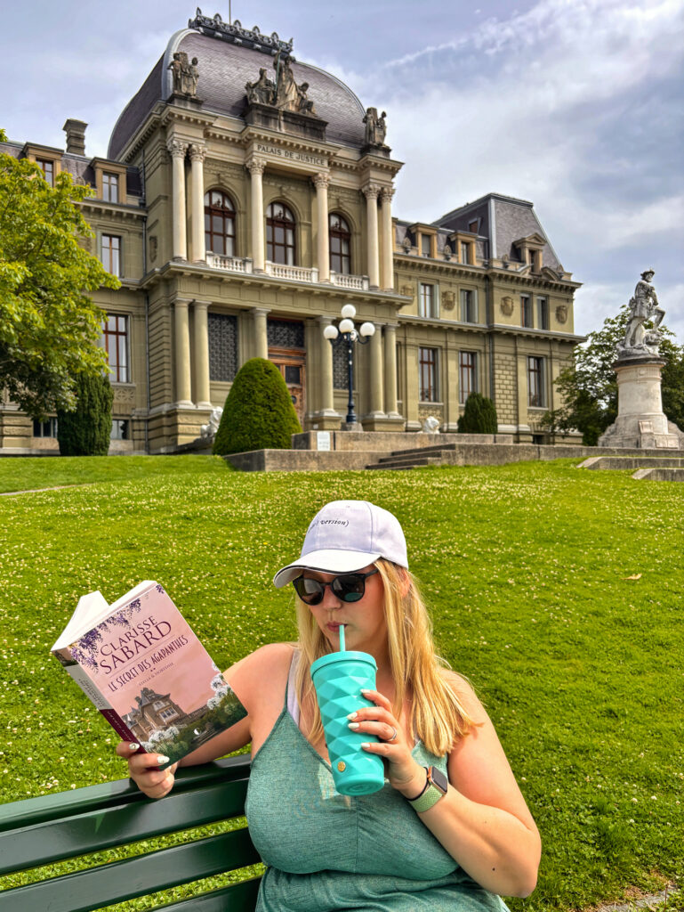 Lecture du roman Stella et Hortense, tome 2 du Secret des Agapanthes de Clarisse Sabard, devant le Palais de Justice de Lausanne, Suisse.