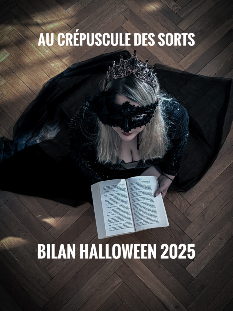 Photo de Sorbet-Kiwi en robe noire et couronne baroque lisant un livre ouvert sur un parquet ancien, baignée d’une lumière tamisée, évoquant la fin de la saison d’Halloween et la transition vers l’automne.