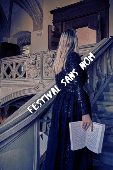 Photo de Sorbet-Kiwi en robe noire pailletée montant un escalier monumental, un livre ouvert à la main. En surimpression, le texte “Festival Sans Nom”, évoquant l’atmosphère élégante et mystérieuse du salon du polar à Mulhouse.