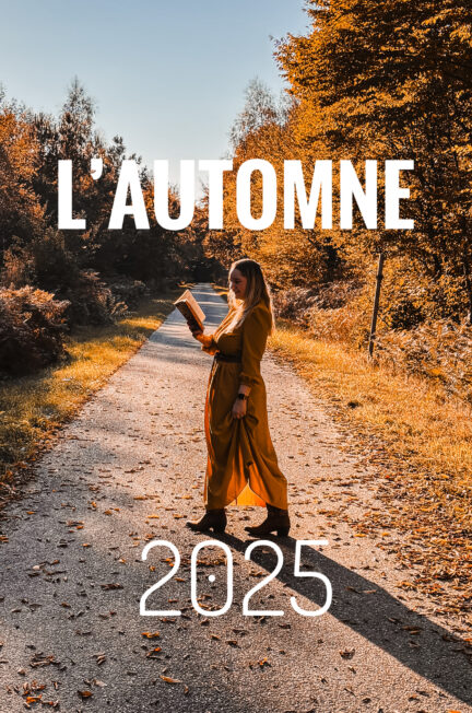Photo de Sorbet Kiwi en robe ocre lisant un livre sur une allée bordée d’arbres aux feuilles dorées, baignée de lumière automnale. L’image évoque la sérénité, la nature et l’esprit contemplatif de la saison d’automne 2025.