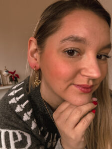 Un gros plan montre Sorbet-Kiwi portant des boucles d’oreilles dorées en forme de serpent. - Cadeaux pour Swifties