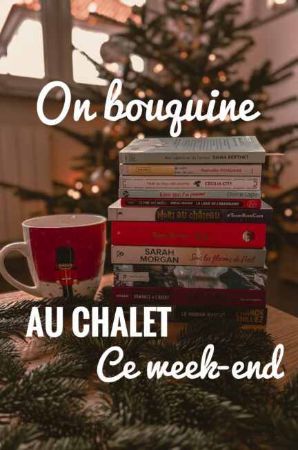 Pile de livres de Noël posée sur une table décorée de branches de sapin, à côté d’une tasse rouge illustrée d’un casse-noisette. En arrière-plan, un sapin de Noël flou illumine la scène. Un texte blanc “On bouquine au chalet ce week-end” est ajouté sur l’image.