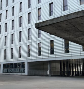 Façade moderne du Jacob Burckhardt Haus à Bâle, bâtiment actuel de la faculté de droit de l’université.