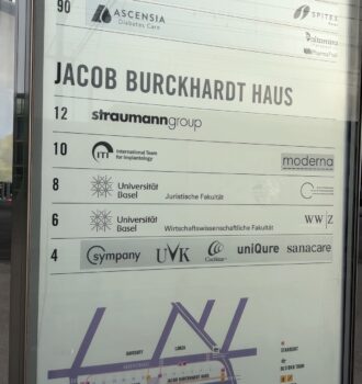 Panneau indiquant le Jacob Burckhardt Haus et les différentes institutions universitaires de Bâle qu’il abrite.