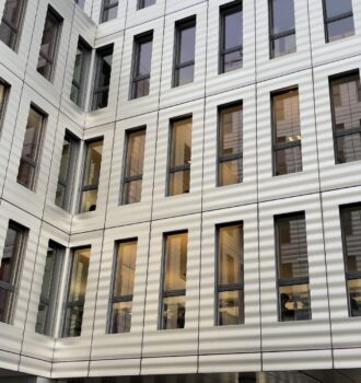 Vue d’ensemble du Jacob Burckhardt Haus, architecture contemporaine située près de la gare de Bâle.