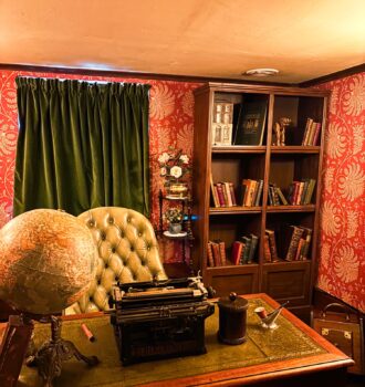 Intérieur du musée Sherlock Holmes à Londres avec reconstitution du salon et du bureau du détective