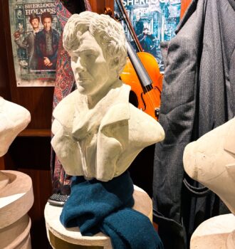 Intérieur du musée Sherlock Holmes à Londres avec statues et portraits du détective dans le musée