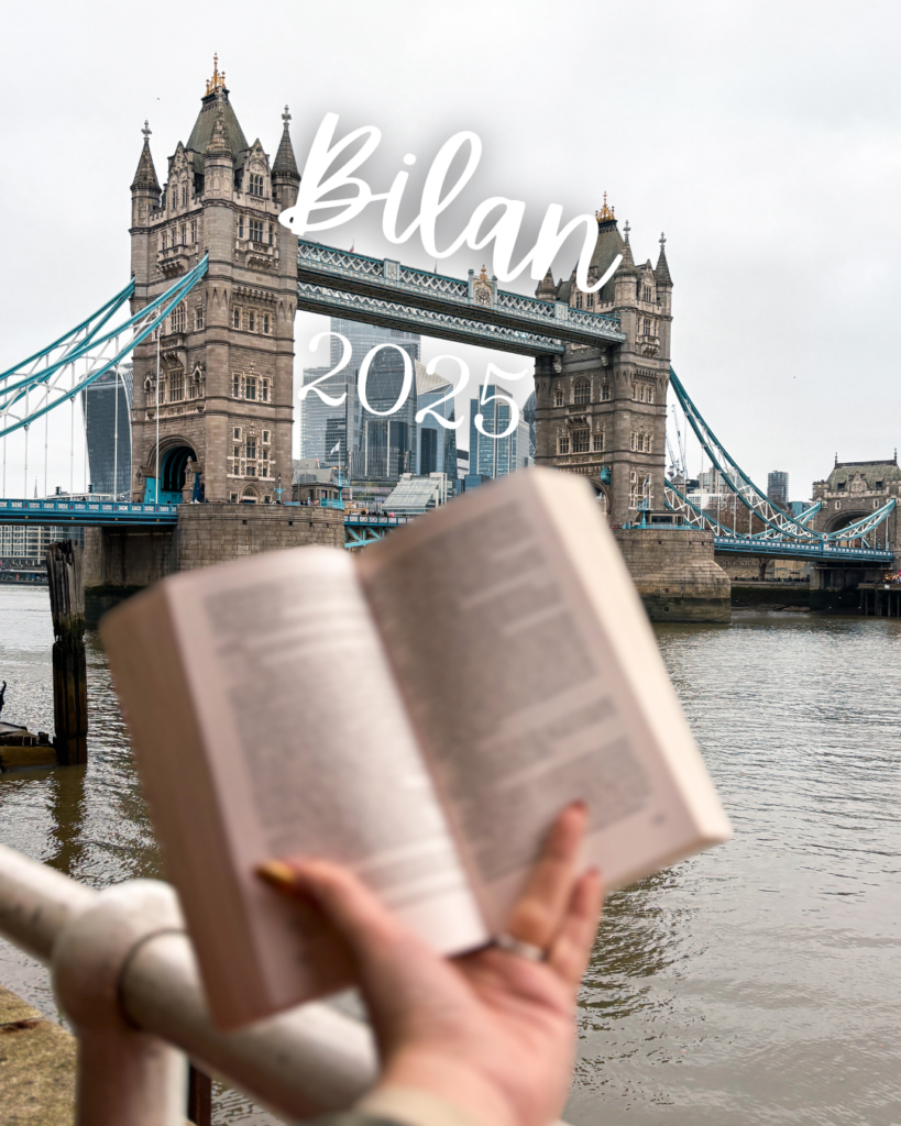 Livre ouvert tenu à la main devant Tower Bridge à Londres, avec la Tamise et les tours du pont en arrière-plan. Cette image accompagne le bilan 2025 et illustre le fait de clôturer d’anciens schémas à travers la lecture et le voyage urbain.
