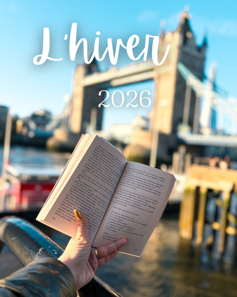 Livre ouvert tenu à la main devant Tower Bridge à Londres, avec la Tamise en arrière-plan et le pont légèrement flou. La photo illustre un hiver de lectures en décalé, entre voyage urbain et lecture en extérieur en janvier 2026.
