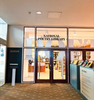 Entrée de la National Poetry Library au Southbank Centre à Londres, avec vue sur les rayonnages intérieurs.