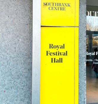 Panneau jaune indiquant le Royal Festival Hall au Southbank Centre à Londres.
