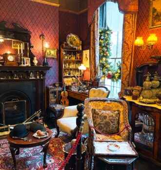 Intérieur du musée Sherlock Holmes à Londres avec reconstitution du salon