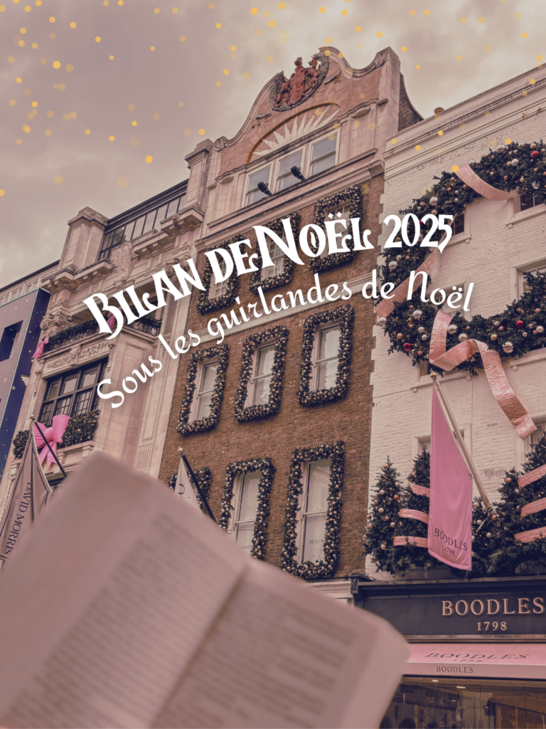 Façades londoniennes de Bond Street décorées de guirlandes de Noël et de rubans roses, photographiées depuis la rue, avec un livre ouvert flou au premier plan. Texte incrusté : « Bilan de Noël 2025 – Sous les guirlandes de Noël »
