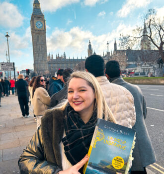 Stéphanie tenant La sœur disparue devant Big Ben et le palais de Westminster à Londres.