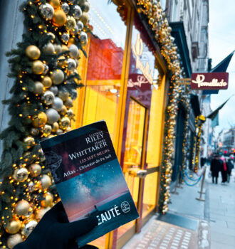 Roman Atlas, l’histoire de Pa Salt tenu devant une vitrine décorée de Noël sur Bond Street à Londres.