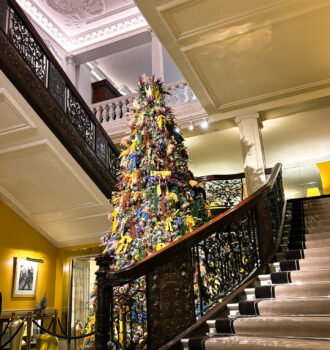 Grand escalier et sapin de Noel a l'intérieur du Claridge's a Londres, hôtel où Theo emmène Ally dans Les Sept Soeurs.