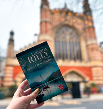 Roman La soeur de la tempete de Lucinda Riley tenu devant la Holy Trinity Church sur Sloane Street a Londres, lieu des funerailles de Theo dans la saga Les Sept Soeurs.