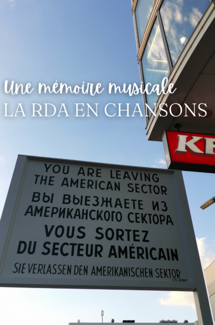 Panneau indiquant « You are leaving the American sector / Vous sortez du secteur américain » devant un bâtiment moderne, avec une enseigne KFC visible, symbole de la culture américaine à Berlin. En overlay le titre de l'article : Une mémoire musicale La RDA en chansons