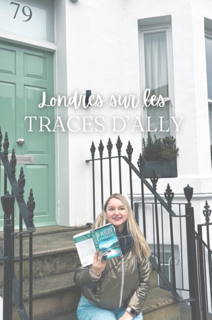 Sorbet-Kiwi assise sur les marches d’une maison blanche à Chelsea, Londres, devant une porte verte, tenant le roman La soeur de la tempête de Lucinda Riley.