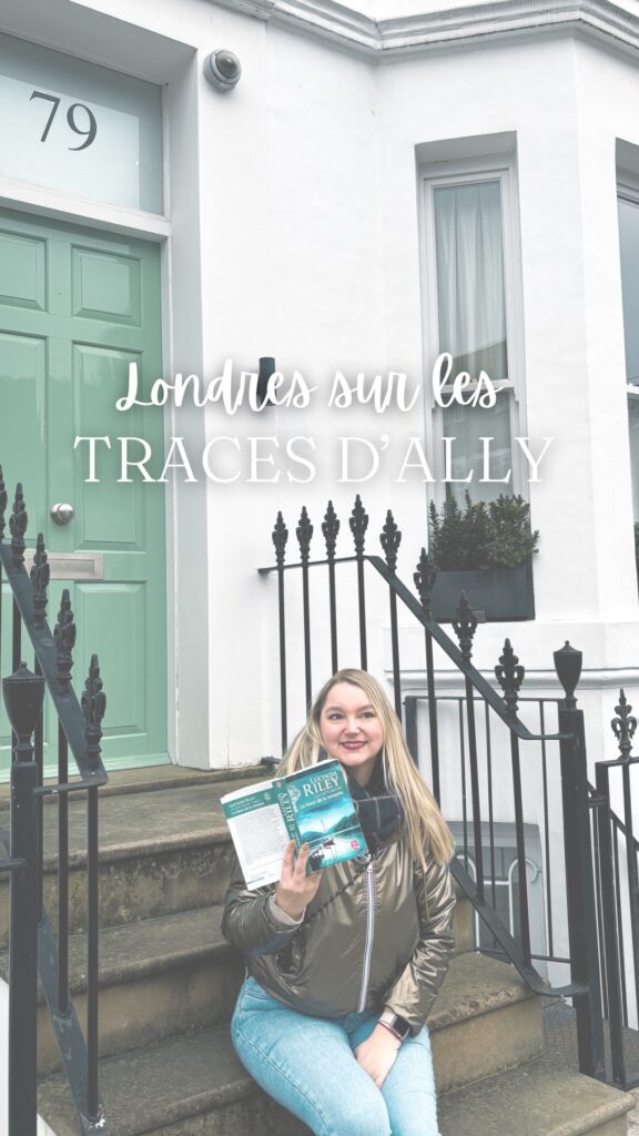 Sorbet-Kiwi assise sur les marches d’une maison blanche à Chelsea, Londres, devant une porte verte, tenant le roman La soeur de la tempête de Lucinda Riley.