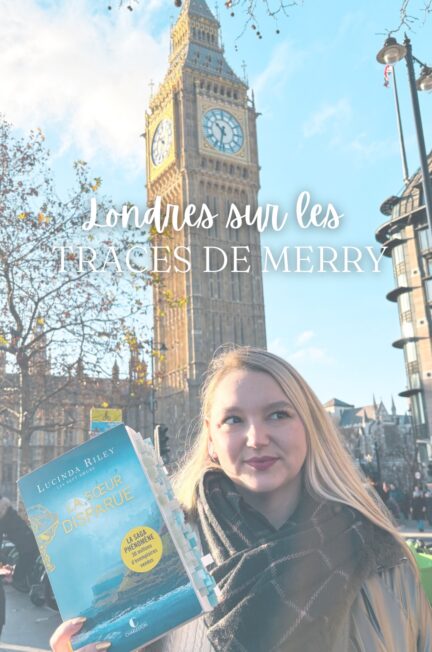 Stéphanie tenant le roman La sœur disparue de Lucinda Riley devant Big Ben et le palais de Westminster à Londres, dans le cadre des traces de Merry.