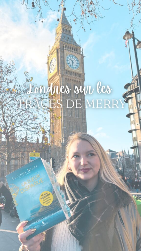 Stéphanie tenant le roman La sœur disparue de Lucinda Riley devant Big Ben et le palais de Westminster à Londres, dans le cadre des traces de Merry.