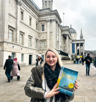 Stéphanie tenant La sœur disparue de Lucinda Riley devant la National Gallery à Londres.