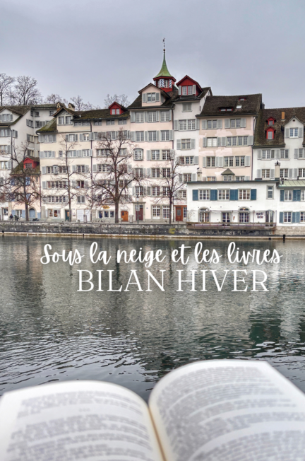 Un livre ouvert au premier plan, avec en arrière-plan la rivière Limmat et des bâtiments traditionnels de Zurich, sous un ciel nuageux. Le texte "Sous la neige et les livres - Bilan hiver" est superposé en blanc.