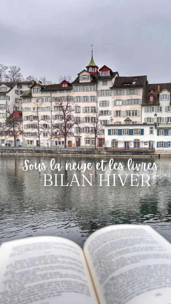 Un livre ouvert au premier plan, avec en arrière-plan la rivière Limmat et des bâtiments traditionnels de Zurich, sous un ciel nuageux. Le texte "Sous la neige et les livres - Bilan hiver" est superposé en blanc.